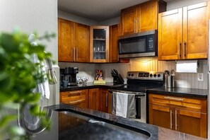 Cafetera y tetera, refrigerador, microondas y horno 