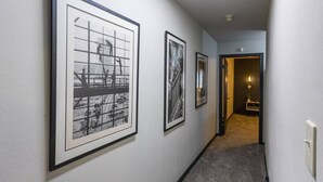Ein Korridor mit gerahmten Schwarz-Weiß-Fotos an den Wänden.