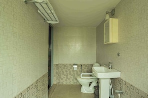Douche, serviettes fournies, papier de toilette