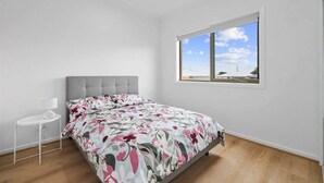 4 habitaciones, tabla de planchar con plancha, wifi y ropa de cama 
