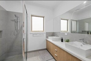 Bathroom - Stay @ the K's — San Remo Getaway Near Phillip Island (San Remo)