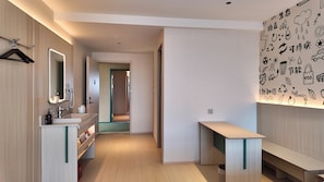 A modern bathroom with a sink, mirror, and towel rack. - Haiyou Hotel Houjie Wanda Plaza (Dongguan)