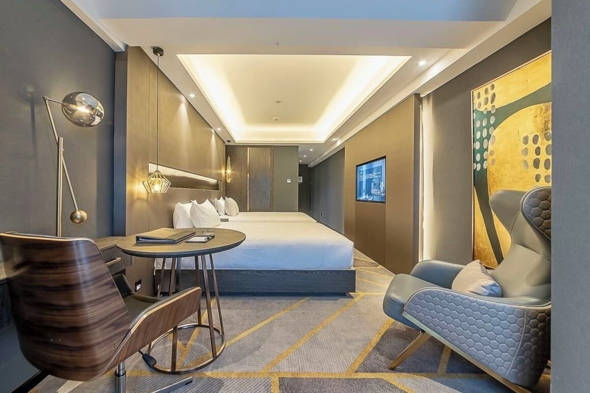 Espacio para trabajar con laptop y cortinas blackout