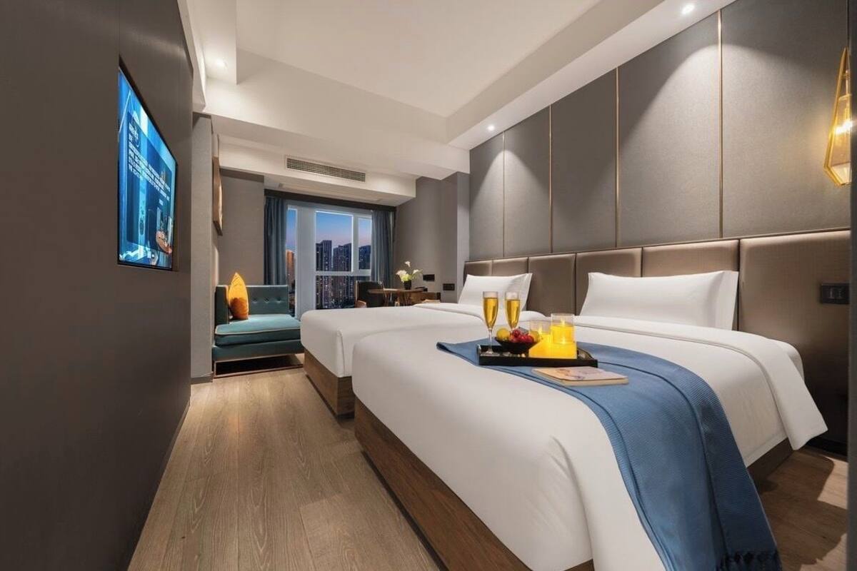 Espacio para trabajar con laptop y cortinas blackout