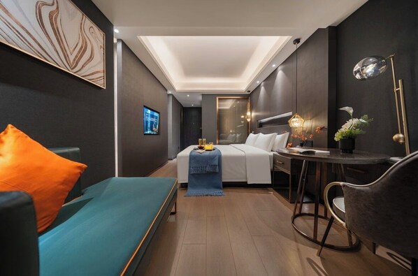 Espacio para trabajar con laptop y cortinas blackout