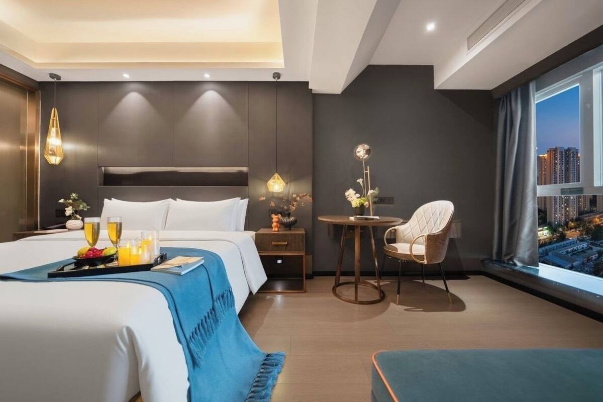 Espacio para trabajar con laptop y cortinas blackout