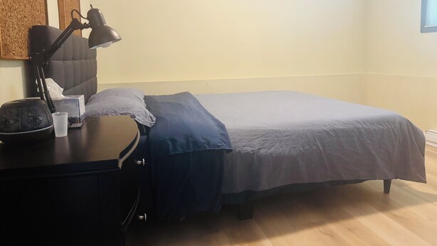 Tabla de planchar con plancha, wifi y ropa de cama