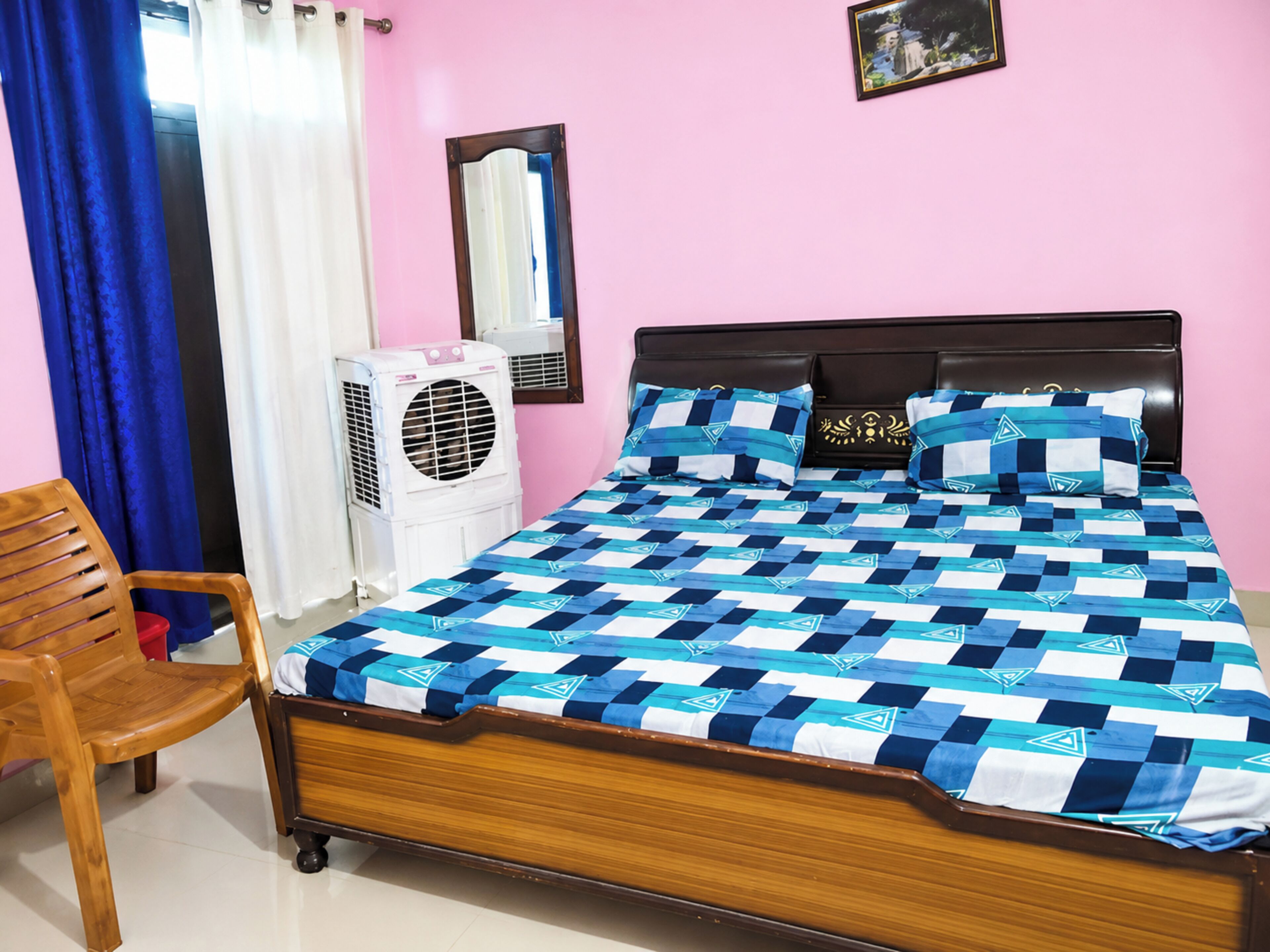 Hypo-allergenic bedding, desk, soundproofing, free WiFi