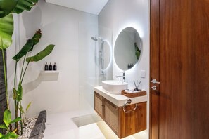 Dusche, Haartrockner, Handtücher, Seife