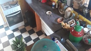 Eine Küche mit Herd, Backofen und diversen Küchengeräten.