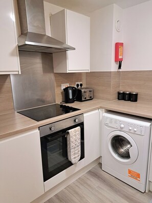 Kühlschrank, Mikrowelle, Ofen, Herdplatte