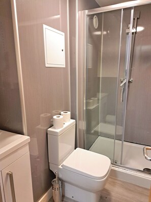 Dusche, Haartrockner, Handtücher, Seife