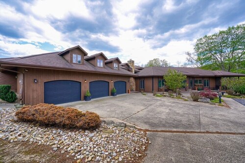 "Liberty Lodge" - Sleeps 24 near the park with huge Game Room, Pool, Hot tub etc