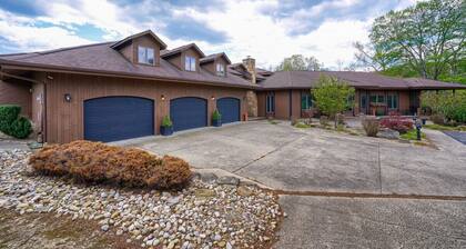 "Liberty Lodge" - Sleeps 24 near the park with huge Game Room, Pool, Hot tub etc