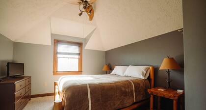 "Liberty Lodge" - Sleeps 24 near the park with huge Game Room, Pool, Hot tub etc