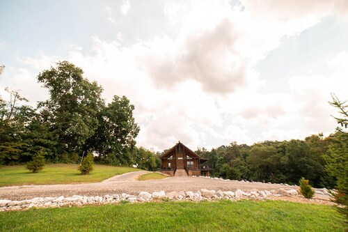 "Serenity Ridge", a Luxury log estate with Views, Pool, Hot Tub, Game Room +more