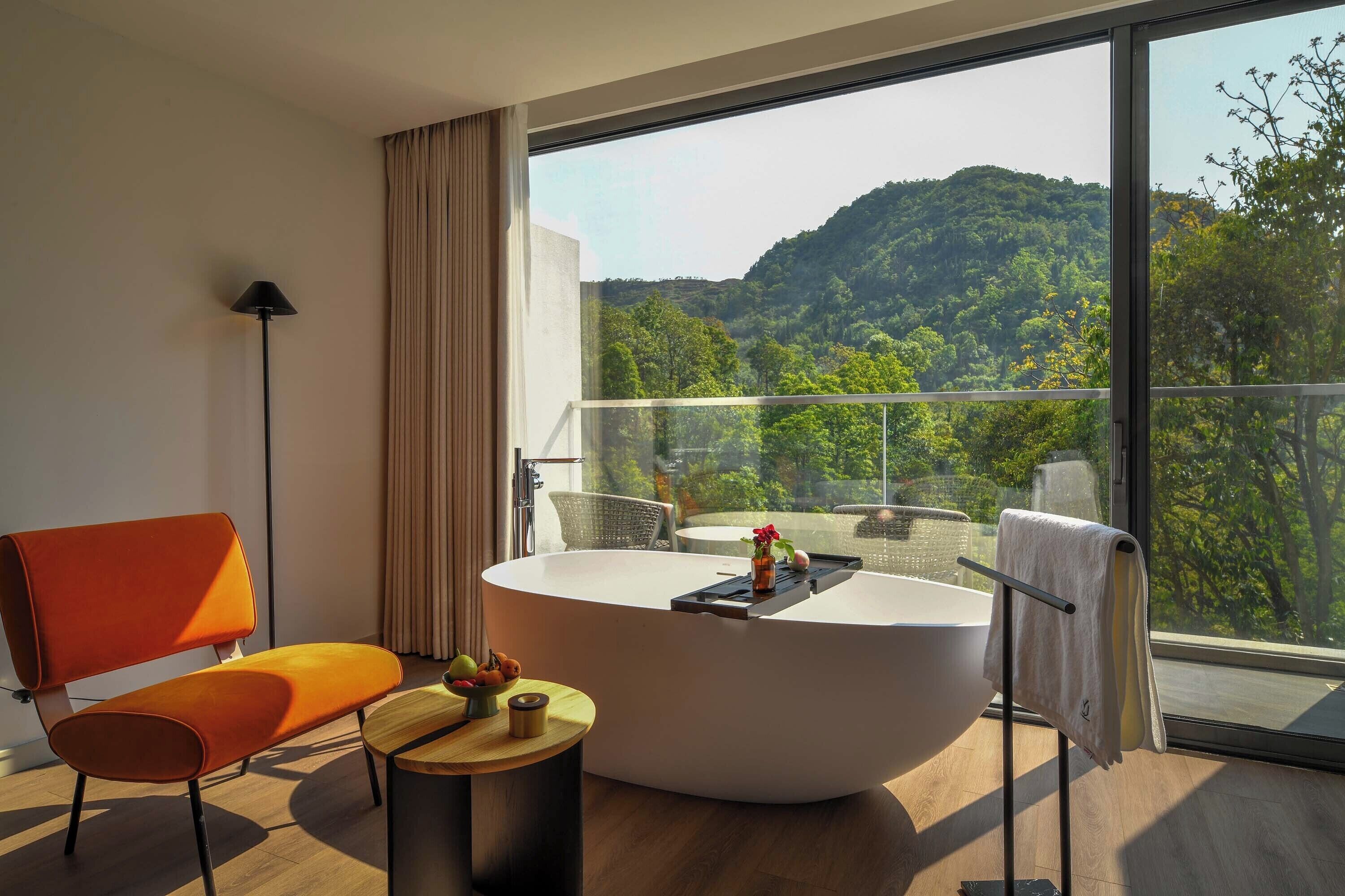Chambre Double Deluxe, balcon, vue colline | Literie de qualité supérieure, bureau