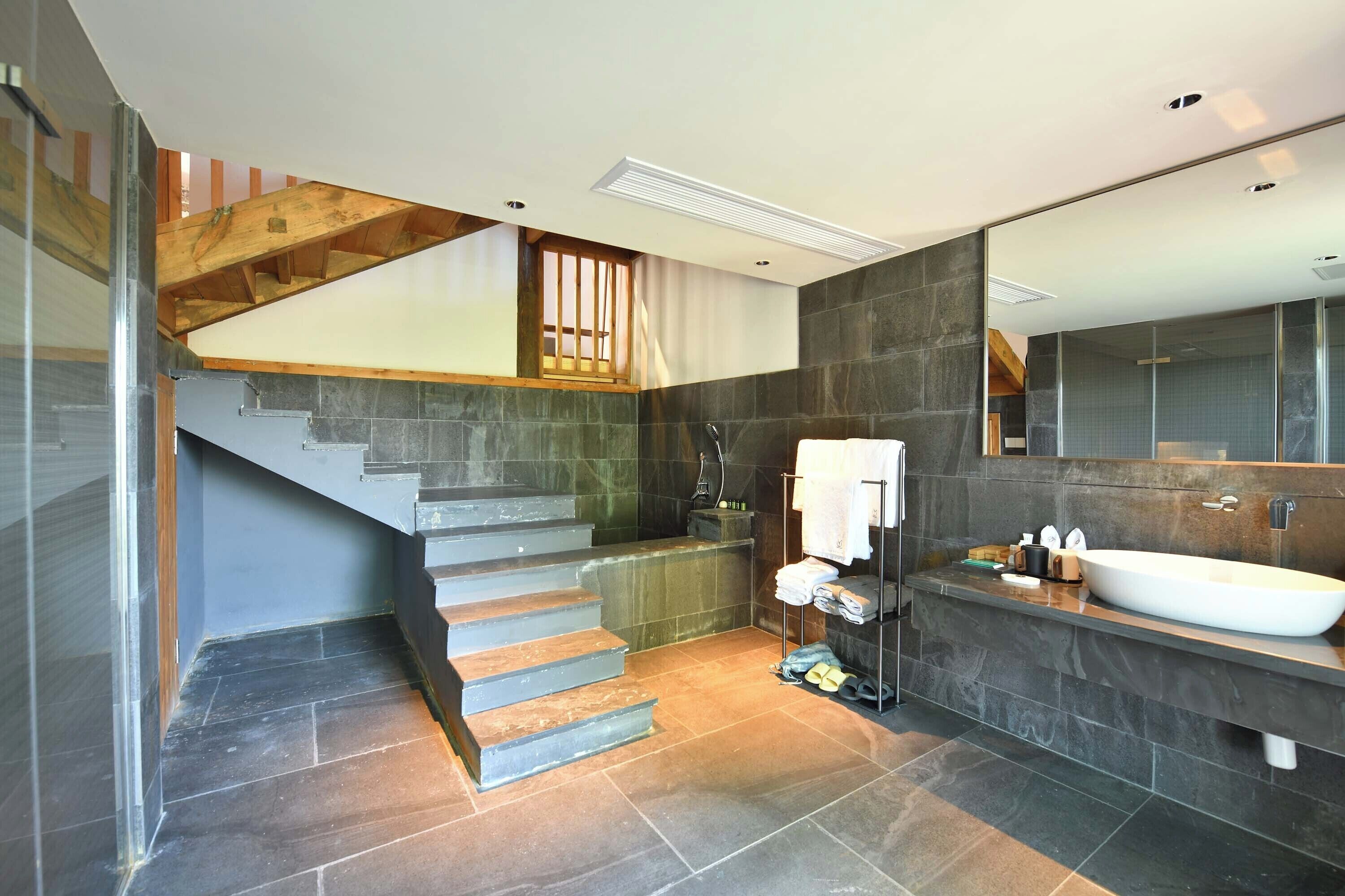 Premier Suite, Balcony, Hill View | Spa