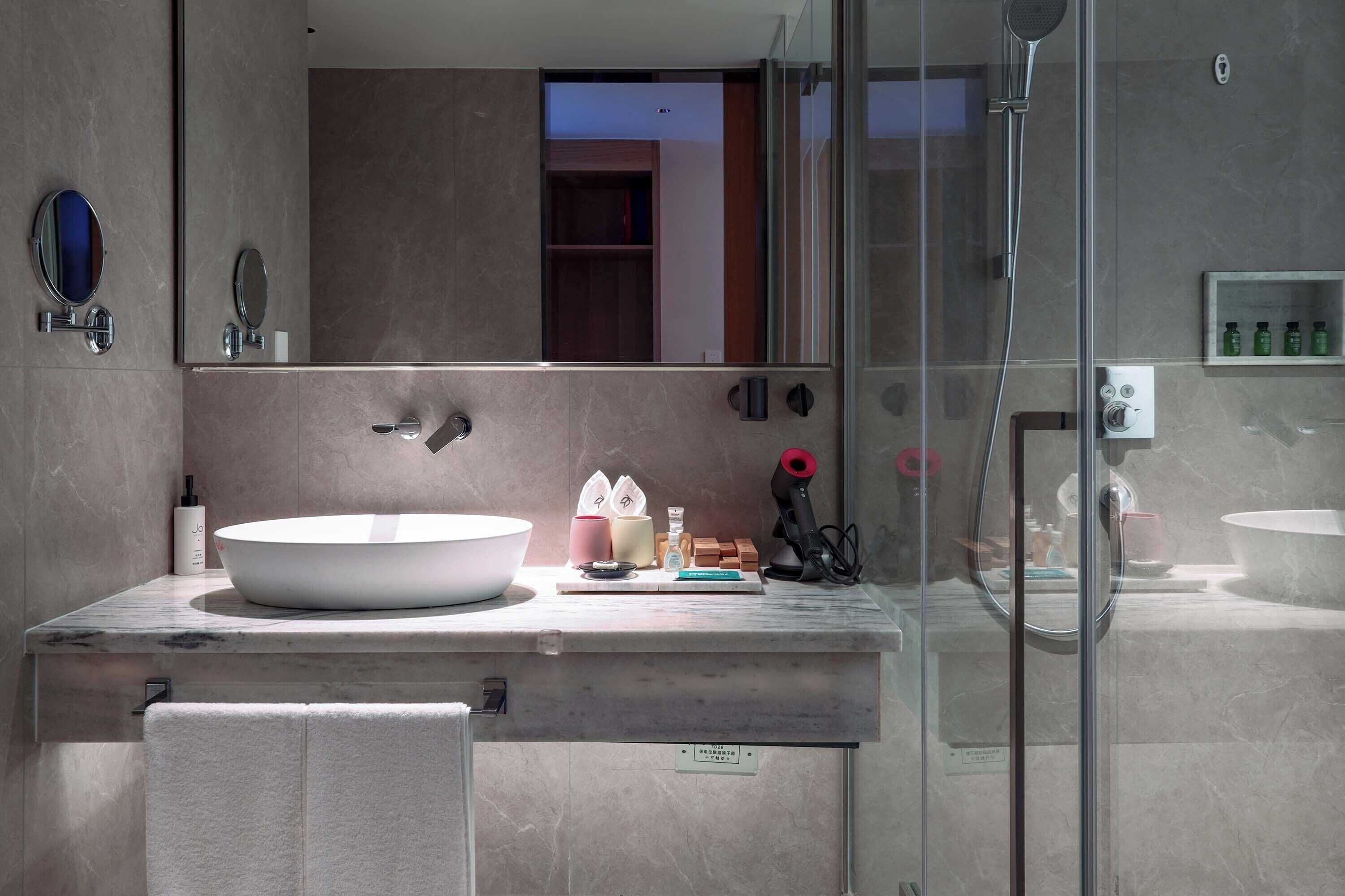Luxury-Suite, Balkon, Hügelblick | Badezimmer | Kostenlose Toilettenartikel, Haartrockner, Handtücher, Seife