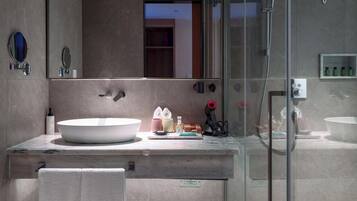 Luxury-Suite, Balkon, Hügelblick | Badezimmer | Kostenlose Toilettenartikel, Haartrockner, Handtücher, Seife