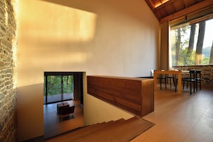 Suíte premium, sacada, vista para a colina | Parte interna