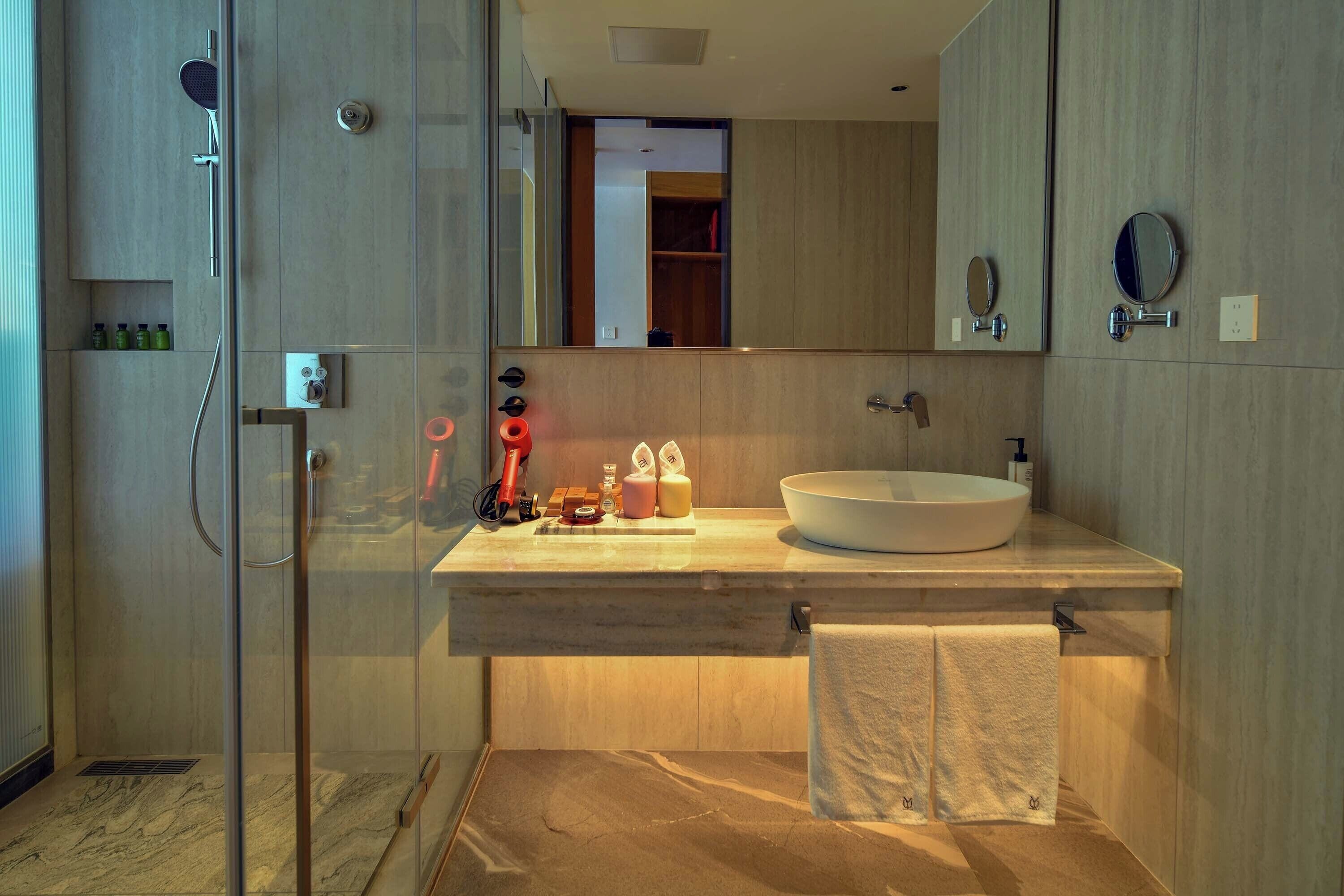 Habitación Confort con 2 camas individuales, balcón, vistas a la colina | Baño