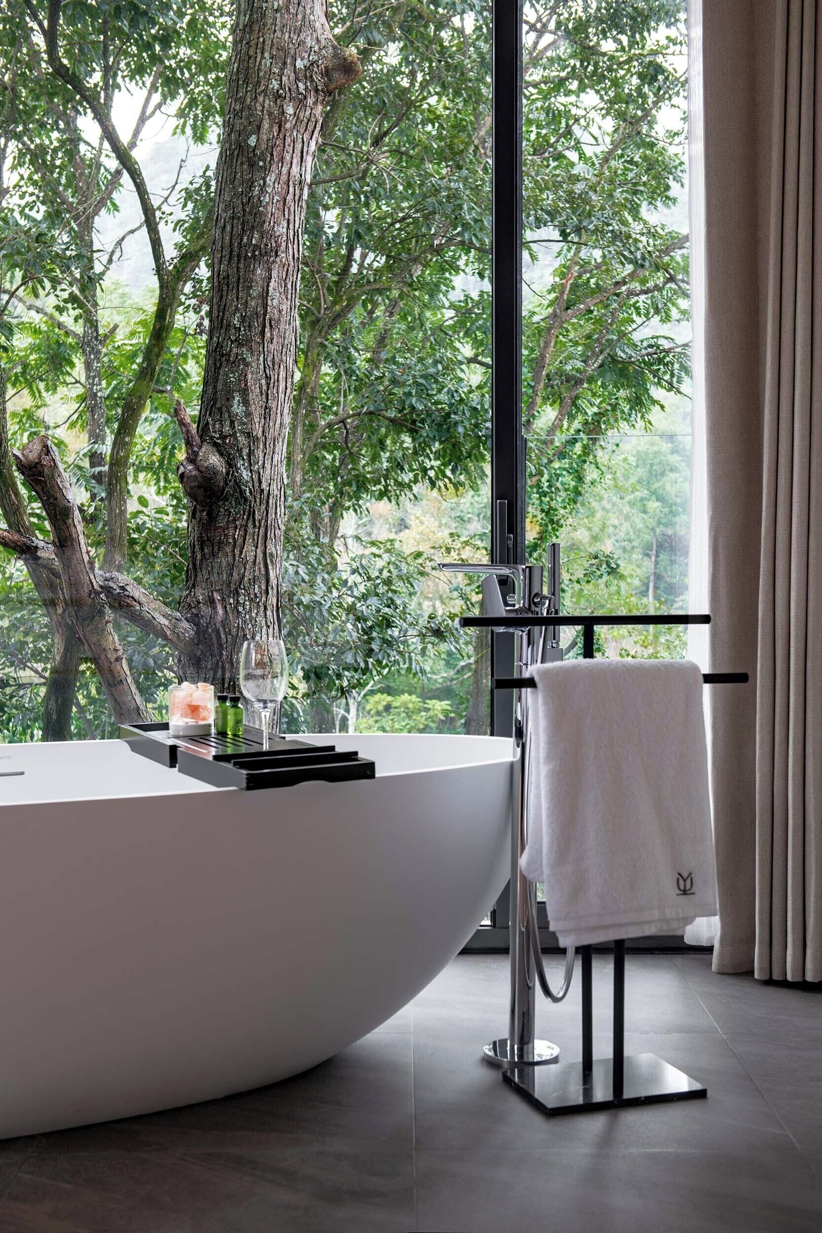 Chambre Double Supérieure, vue colline | Salle de bain | Articles de toilette gratuits, sèche-cheveux, serviettes fournies, savon