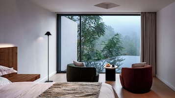 Suíte superluxo, sacada, vista para a colina | Roupas de cama premium, escrivaninha, espaço de trabalho para notebook