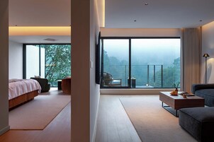 Suite de lujo, balcón, vistas a la colina | Ropa de cama de alta calidad y escritorio