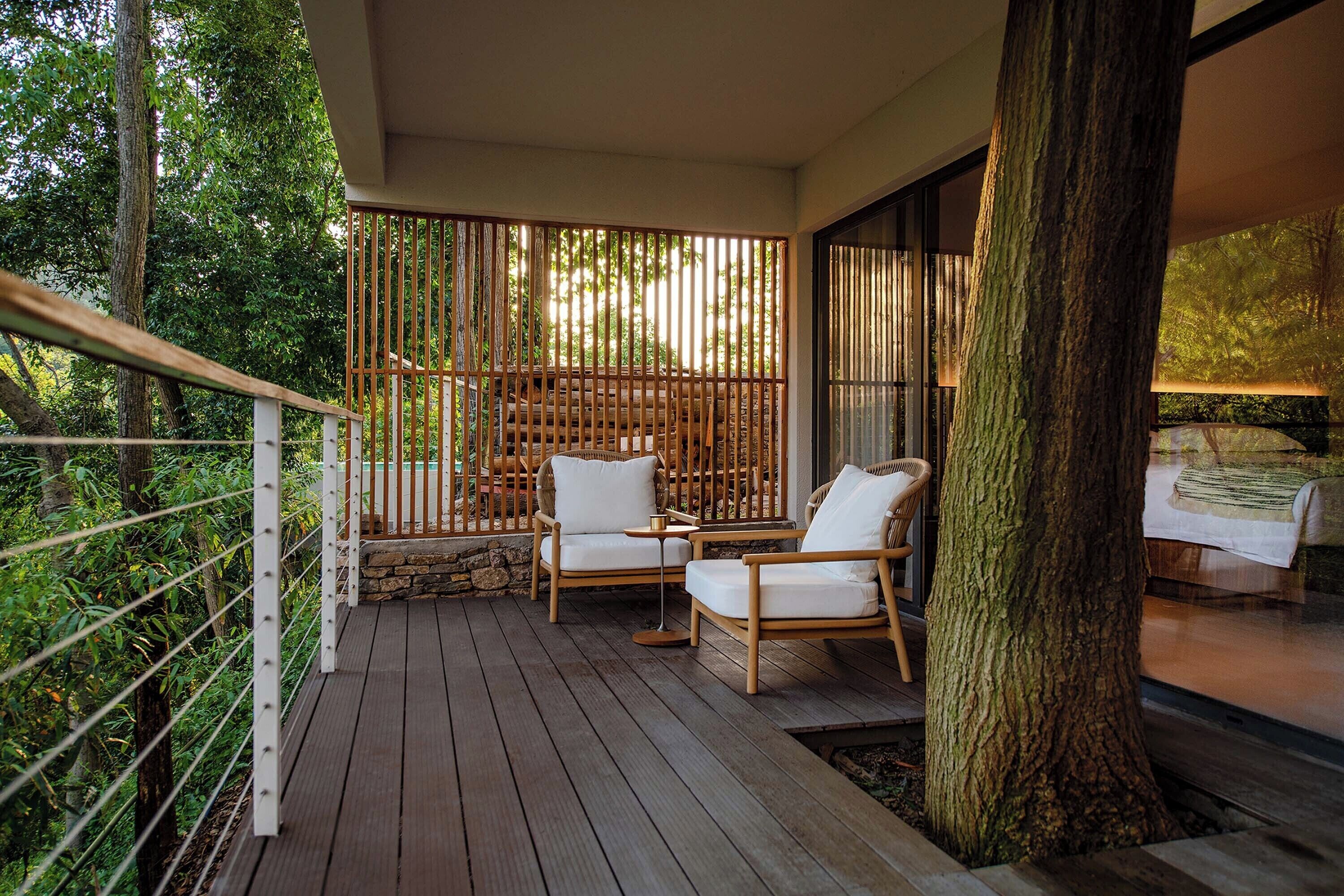 Suite Premium, balcon, vue colline | Literie de qualité supérieure, bureau