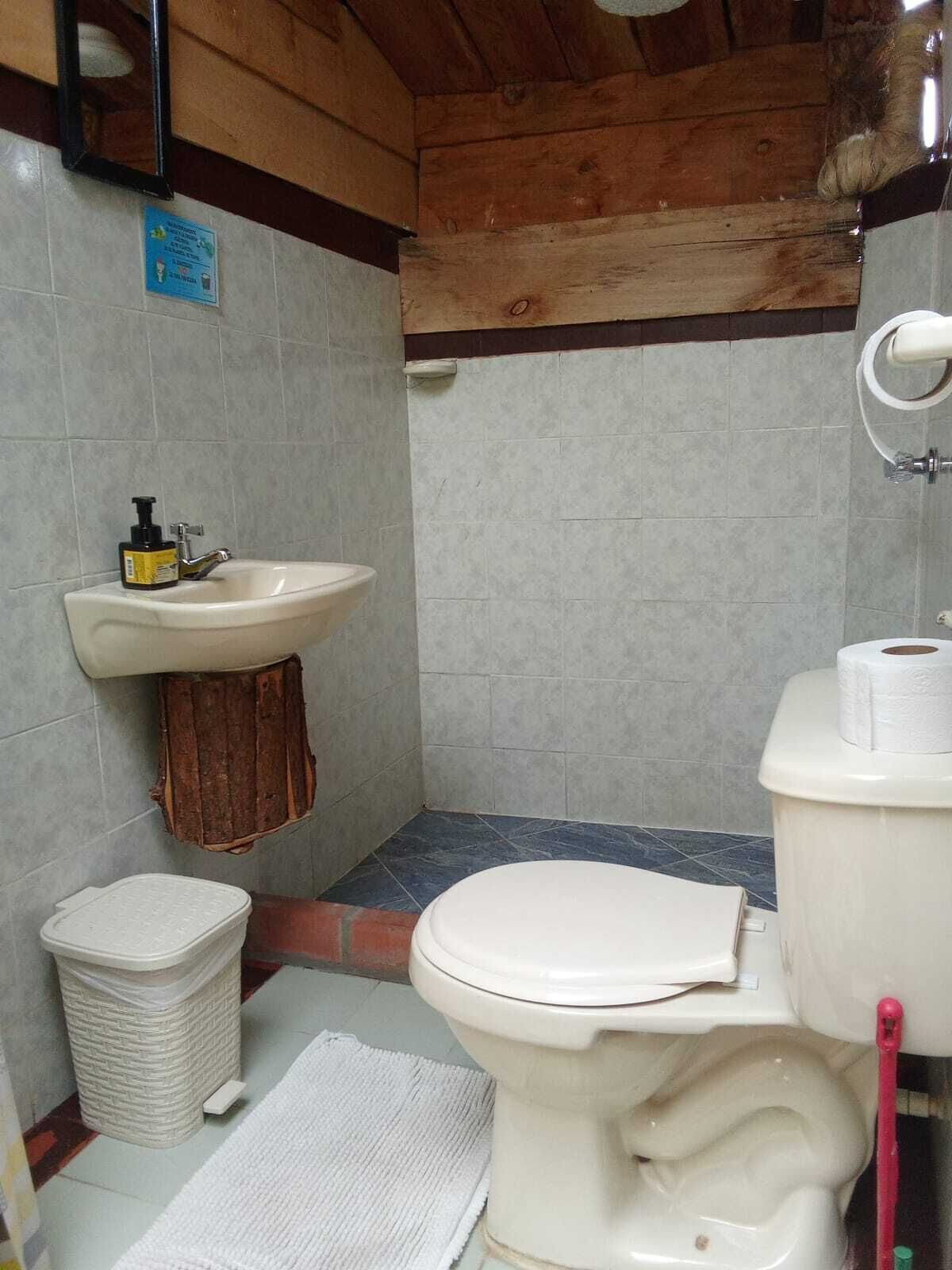 Chuveiro, toalhas de banho