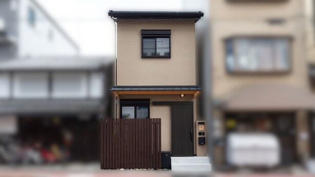 A two-story building with a flat roof, a small entrance with a door, and a window on the upper floor. - Kikou (Kyoto)