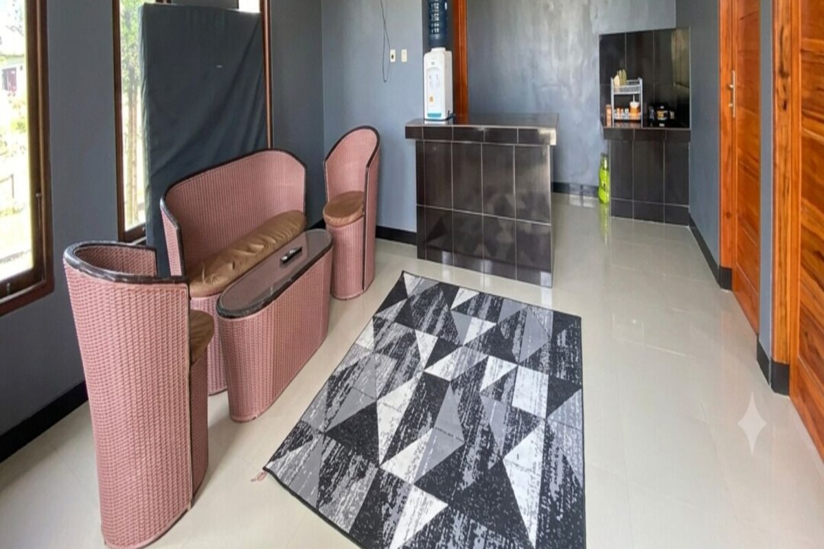 Ein modernes Interieur mit einer Sitzecke, einer Küche und einer Rezeption.