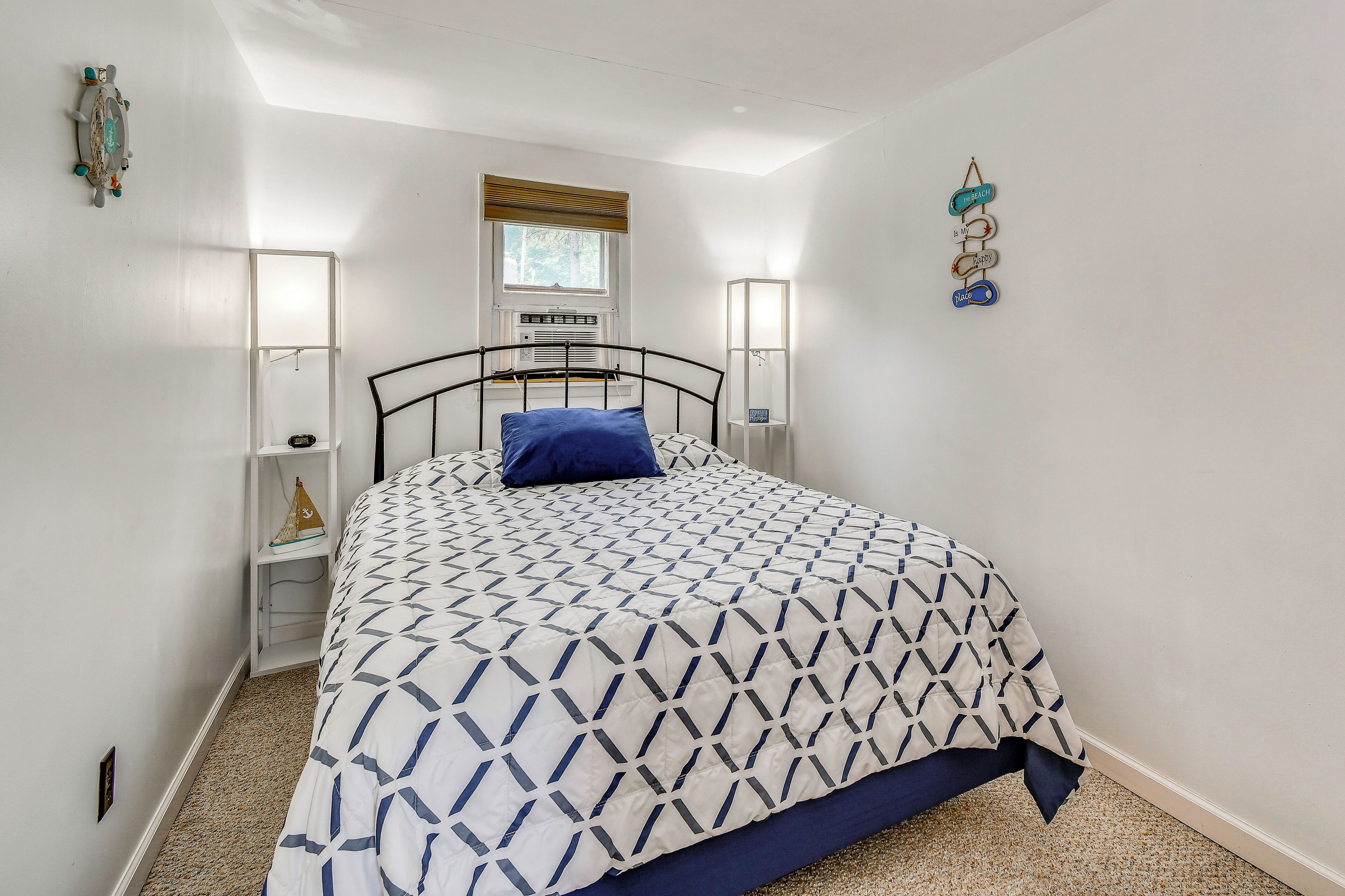 Una camera da letto con un letto, una finestra, uno scaffale e un elemento decorativo al muro.