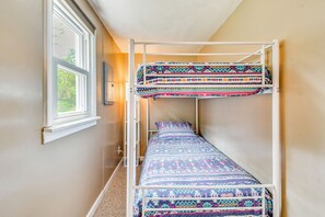 3 bedrooms, internet, bed sheets - Waterfront Getaway: Sunroom, 2 Decks, Golf Course (Wolcott)