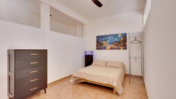 1 chambre, fer et planche à repasser, accès Internet, draps fournis