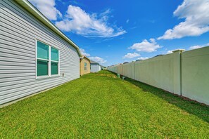 A row of single-story houses with a grassy lawn in between. - Community Pools, Golf & More! Home in The Villages (The Villages)