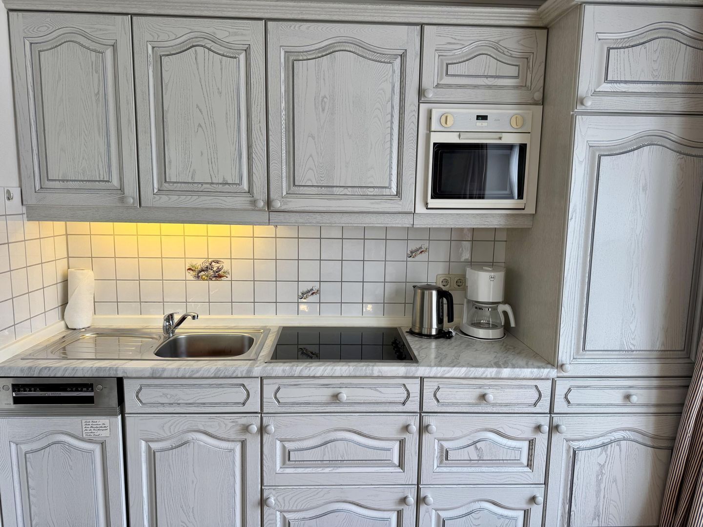 Coffee/tea maker, fridge, microwave, stovetop