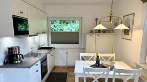 Coffee/tea maker, fridge, microwave, oven - Reiherweg, Apartment 1 - Beautiful 2-room vacation apartment with a terrace, quiet and (Sylt)