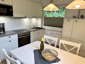 Private kitchen - Reiherweg, Apartment 1 - Beautiful 2-room vacation apartment with a terrace, quiet and (Sylt)