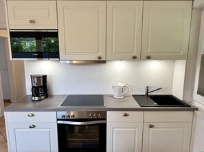 Coffee/tea maker, fridge, microwave, oven - Reiherweg, Apartment 1 - Beautiful 2-room vacation apartment with a terrace, quiet and (Sylt)