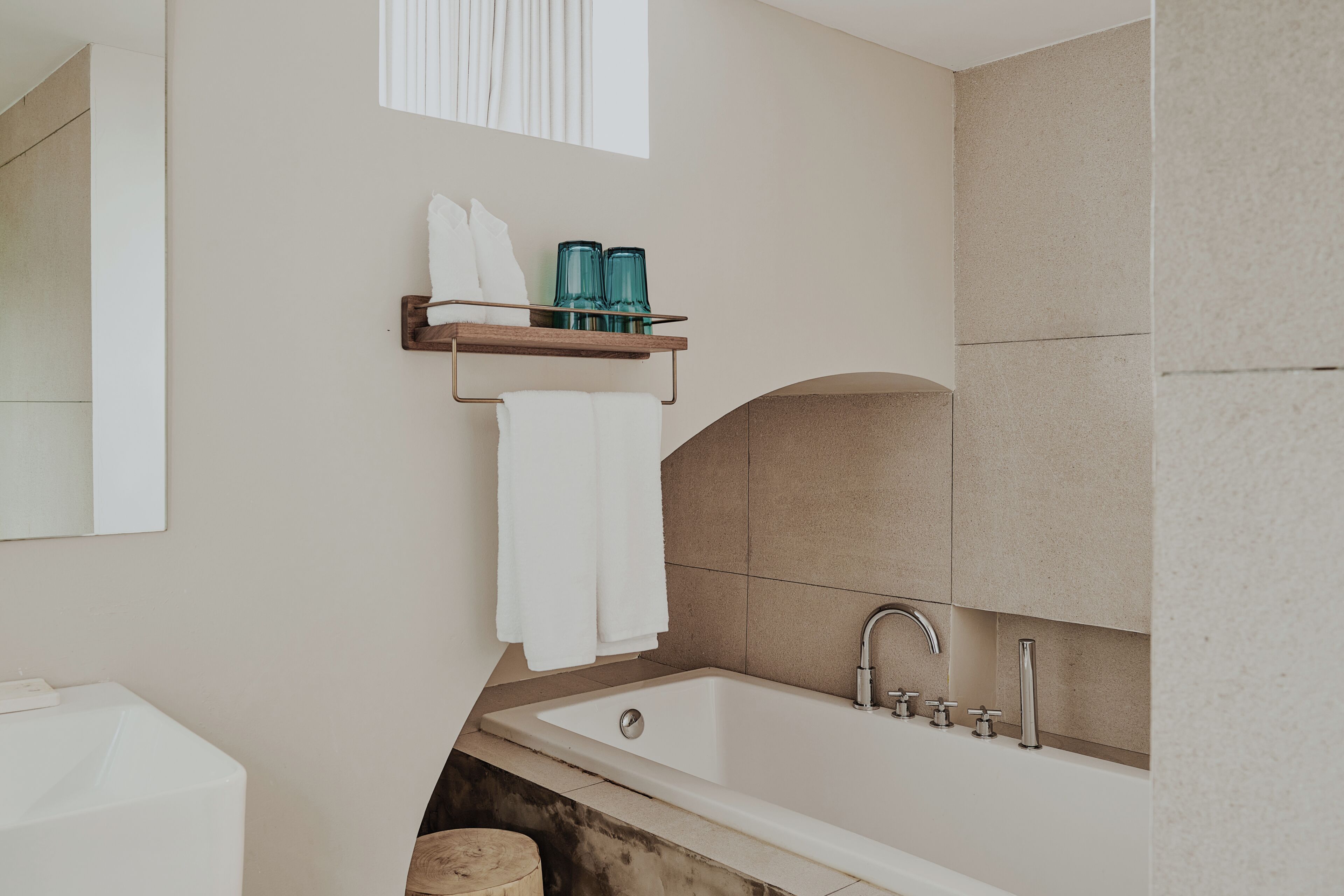 Un baño moderno con bañera, ducha y tocador con espejo.