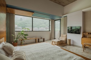 Quarto casal básico, sacada, vista para a colina | Espaço de trabalho para notebook, Wi-Fi de cortesia