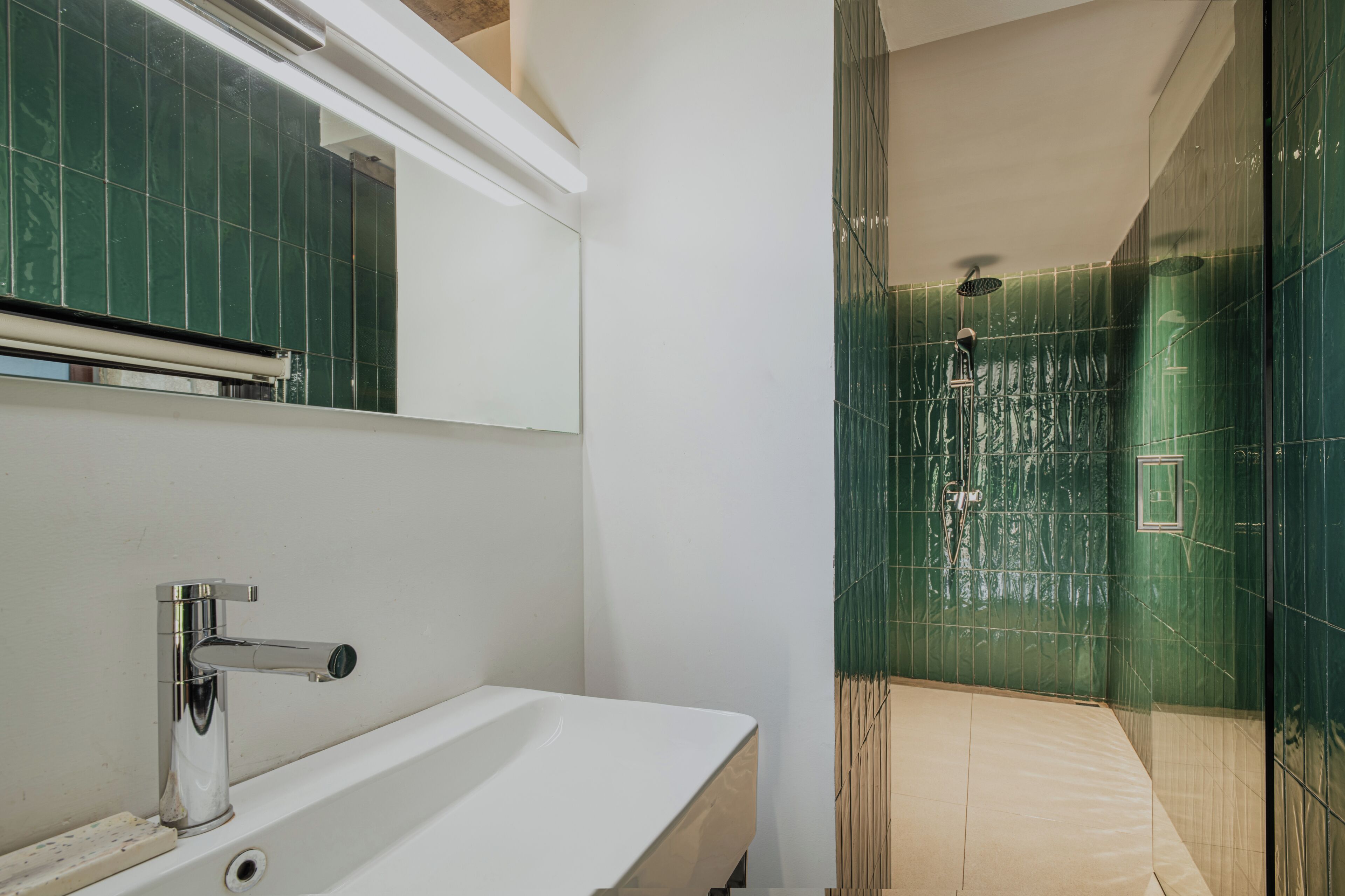 Basic-Doppelzimmer, Balkon, Hügelblick | Badezimmer | Haartrockner, Handtücher, Seife, Shampoo