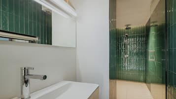 Basic-Doppelzimmer, Balkon, Hügelblick | Badezimmer | Haartrockner, Handtücher, Seife, Shampoo