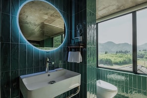 Quarto casal luxo, sacada, vista para a montanha | Banheiro | Secador de cabelo, toalhas de banho, sabonete, shampoo