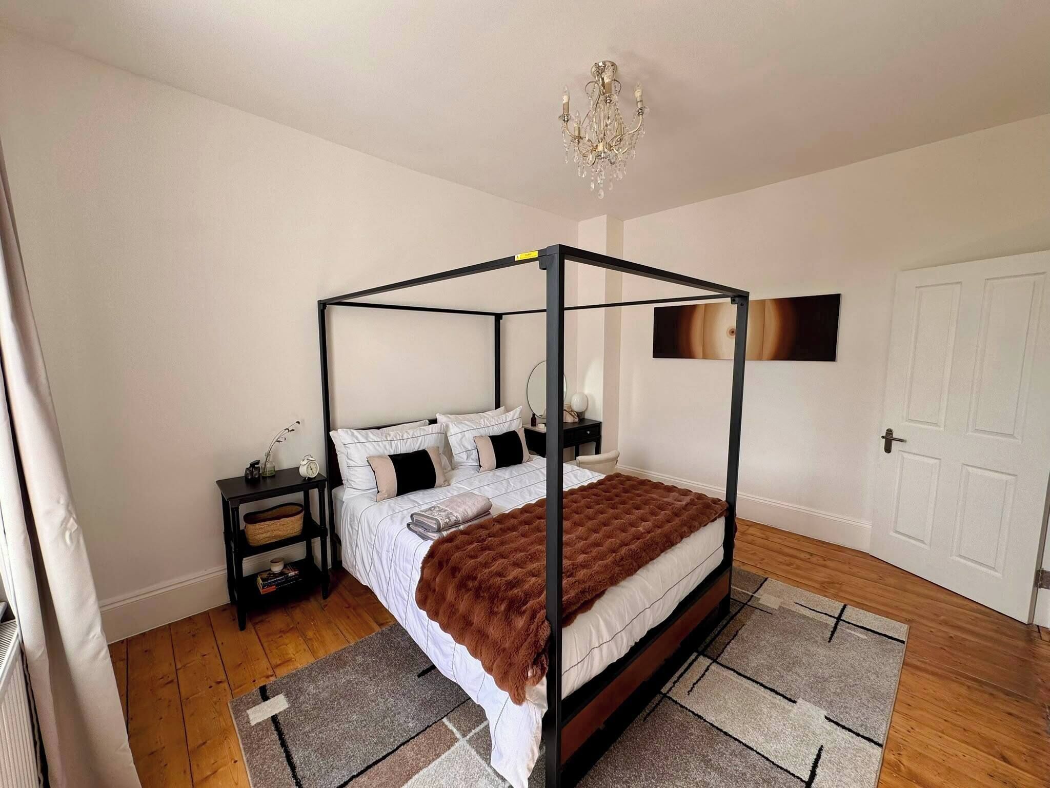4 bedrooms, iron/ironing board, internet, bed sheets