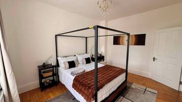 4 bedrooms, iron/ironing board, internet, bed sheets