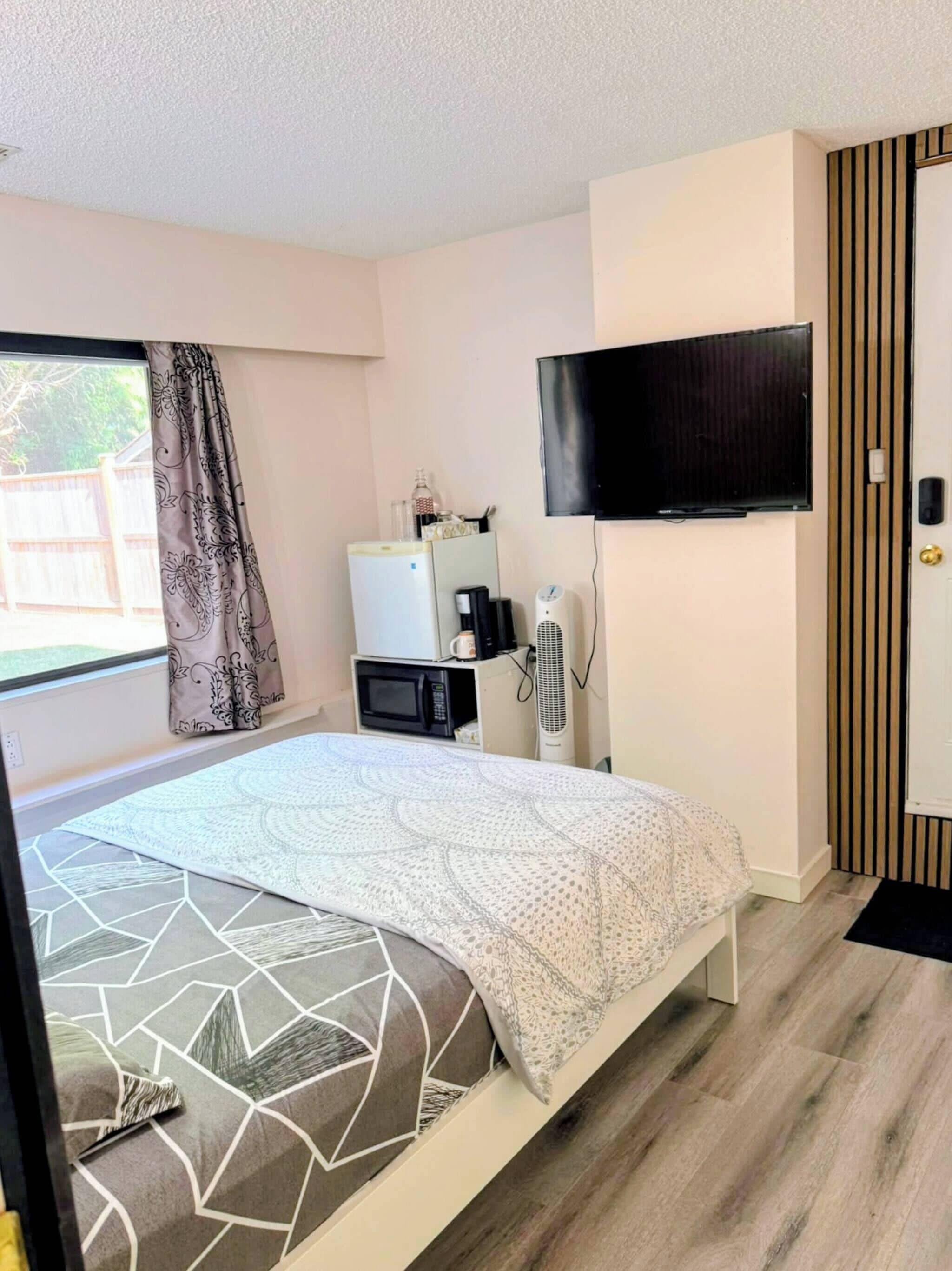 1 bedroom, iron/ironing board, internet, bed sheets