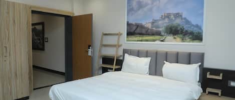 Standaard kamer | Een bureau, een laptopwerkplek, een strijkplank/strijkijzer, gratis wifi